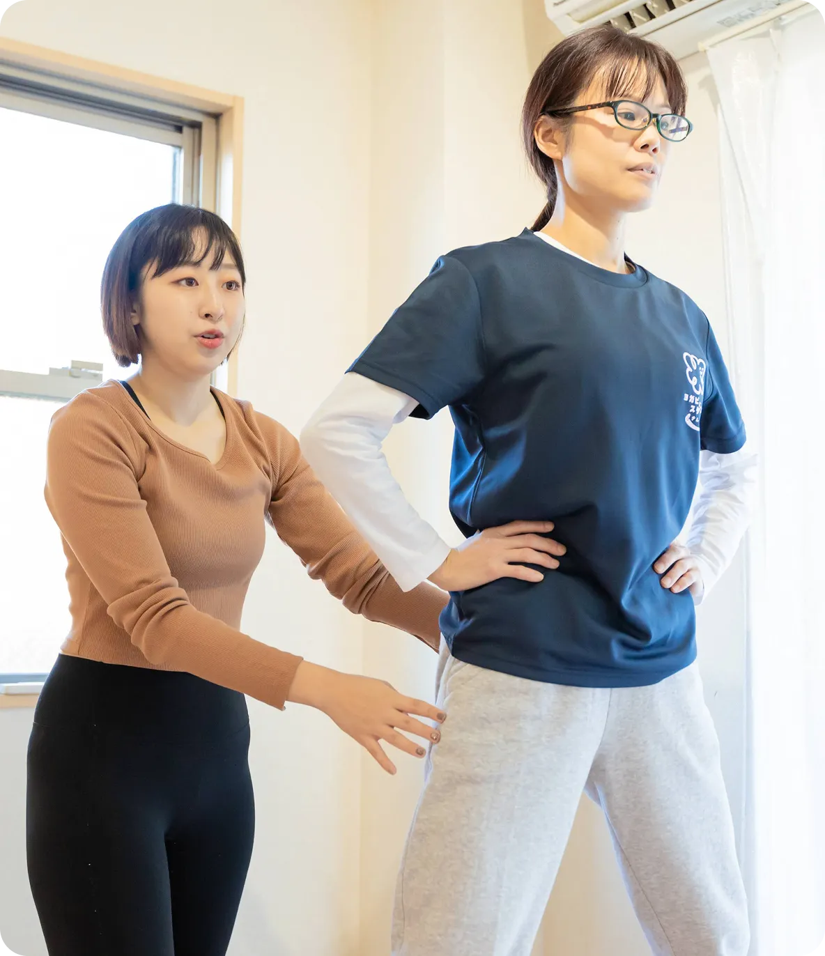 先輩から指導方法を学ぶスタッフ